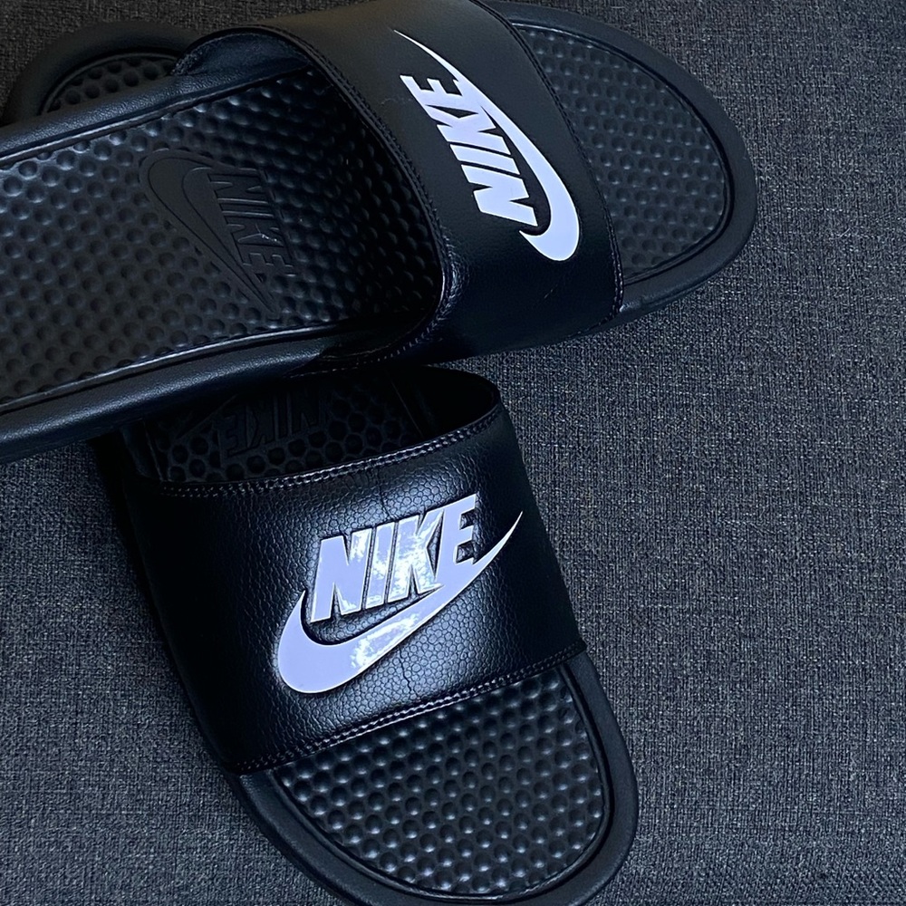 Step into comfort and style with these Men's Nike Slides in size 10-10.5!